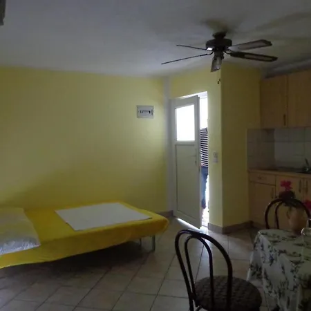 Popi - One Bedroom With Balcony 4 Apartment