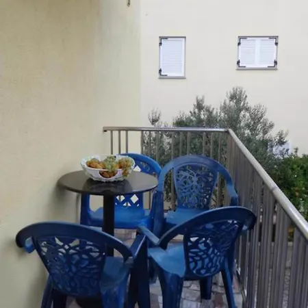 Popi - One Bedroom With Balcony 4 Apartment